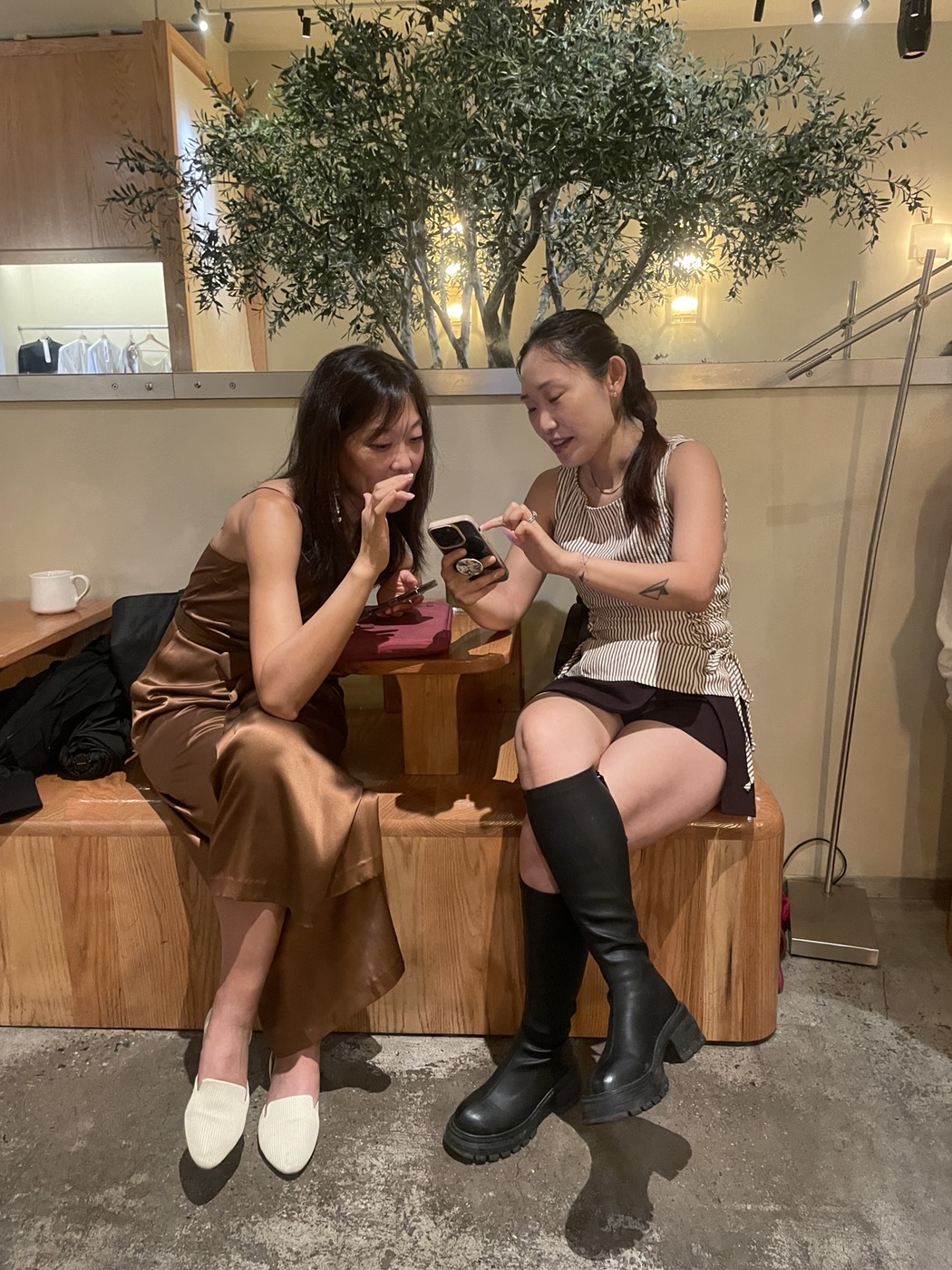 Two attendees trying the HangRr iOS app together at Style Around the Block